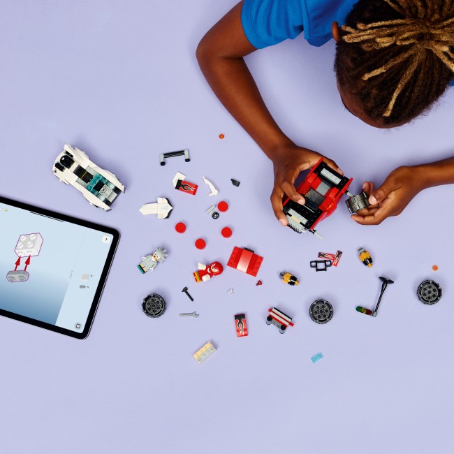 77118 Автомобиль Сильвера против монстр-трака Наклса