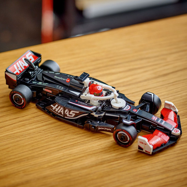77250 MoneyGram Haas F1® Team VF-24 ‑kilpa-auto