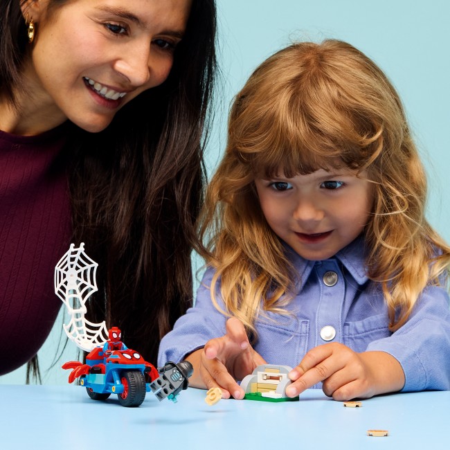 11206 Spidey uz motocikla pret Degunradzi