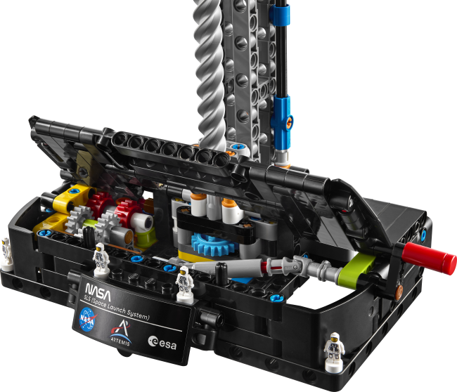 42221 NASA Artemis palaišanas sistēmas raķete