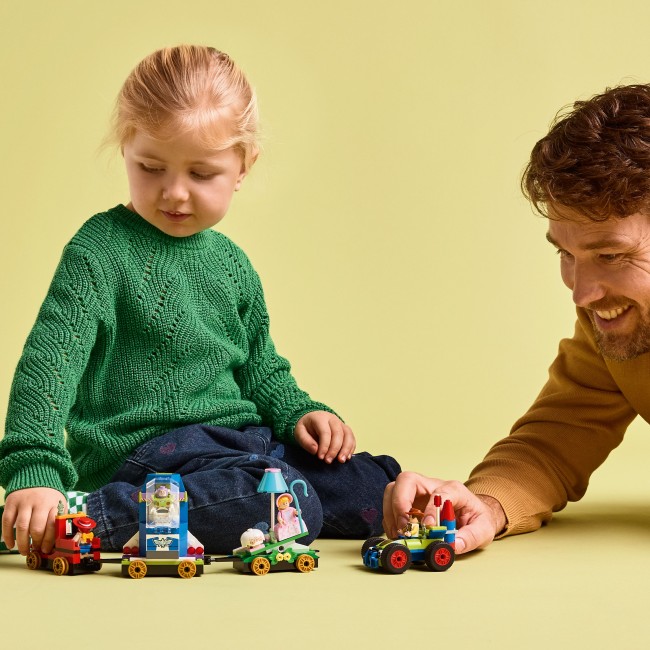 43264 Toy Story tähistamise rong ja RC auto
