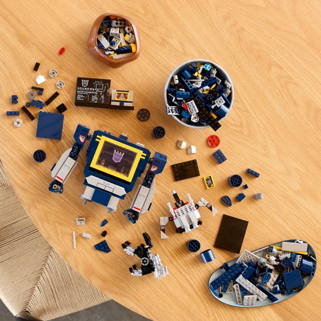 10358 Transformers: Soundwave