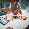 43014 LEGO Editions Formula 1 Scuderia Ferrari HP ‑kypärä – Charles Leclerc